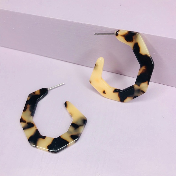 CLOSET REHAB Jewelry - 🆑 Small Angled Hoops in Blond Tortoise
